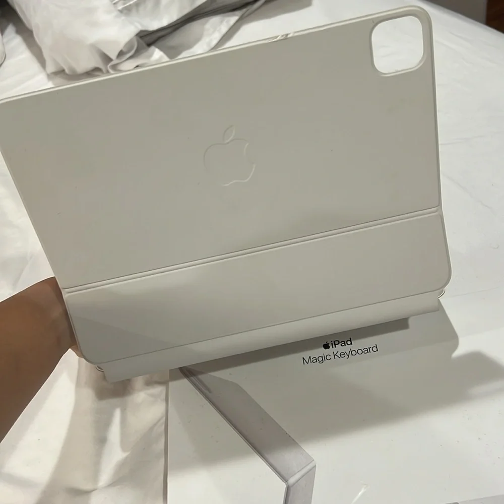 iPad Apple Magic Keyboard white